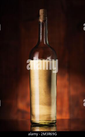 grande bottiglia di vino sullo sfondo di legno Foto Stock