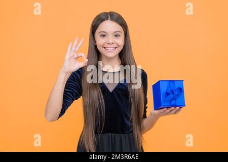 dovrebbe essere perfetto. buona vacanza. regalo di compleanno per bambini. bambino dopo la vendita. festa per bambini. adolescente prepararsi per san valentino Foto Stock