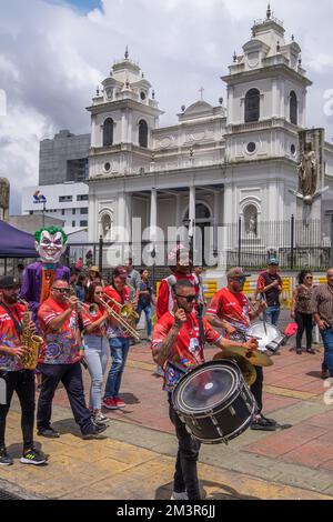 Musica band parading accanto alla chiesa di la Soledad nel centro storico della città di San José in Costa Rica Foto Stock