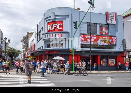 Scena urbana sulla seconda strada nel centro storico della città di San José, Costa Rica della seconda strada nel centro storico della città di Foto Stock