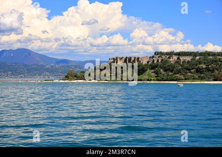 Grotte di Catullo viste dal lago di Garda. Sirmione, Italia, Europa. Foto Stock