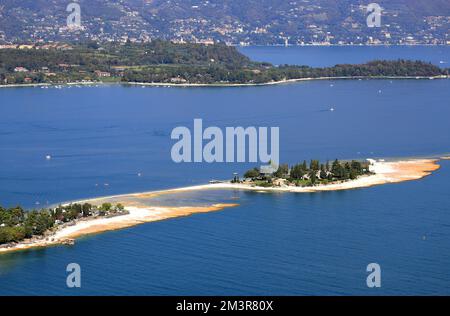 Isola del coniglio (Isola dei Conigli) - una piccola perla del Lago di Garda. Italia, Europa. Foto Stock