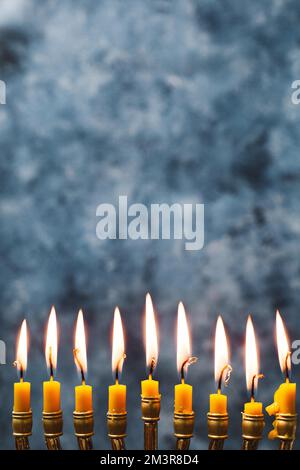 Primo piano candele di agrifoglio che bruciano Foto Stock