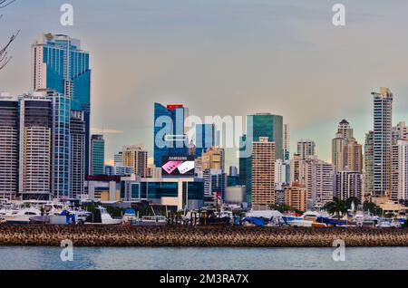 vista della città di panama dal mare, da diversi edifici e grattacieli Foto Stock