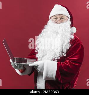 Occhiali Babbo natale con notebook. Risoluzione e foto di alta qualità Foto Stock