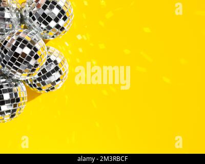 Imposta i brillanti globi da discoteca con spazio di copia, risoluzione e foto di alta qualità Foto Stock