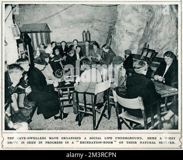 Grotte di Chislehurst durante la seconda guerra mondiale. Gli abitanti delle grotte hanno organizzato una vita sociale sotterranea. Qui un whist drive è visto in corso in una sala ricreativa del loro rifugio naturale. 1944 Foto Stock