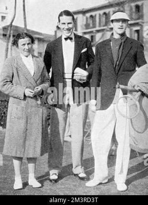 Cuthbert Collingwood "Ted" Tinling (1910-1990) - tennista inglese e stilista di moda raffigurato con Miss Ryan e Lord Charles Hope sui campi da tennis di Cannes sulla Costa Azzurra. Il Tatler a questo punto descrive Tinling come il noto arbitro del tennis sul prato. Data: 1931 Foto Stock