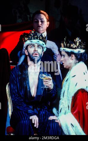 Jonathan Summers (Macbeth), Kristine Ciesinski (Lady Macbeth) in MACBETH all'Opera Nazionale Inglese (ENO), London Coliseum, Londra WC2 05/04/1990 musica: Giuseppe Verdi libretto: Francesco Maria Piave dopo la traduzione Shakespeare: Jeremy Sams Direttore: Mark Elder design: Stefanos Lazaridis illuminazione: Paul Pychey Direttore: David Spountink: David Ichney Spountink Foto Stock