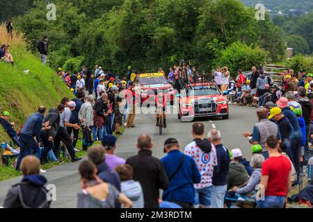 Louverne, Francia - 30 giugno 2021: Il ciclista sloveno Matej Mohoric del Team Bahrain vince la pioggia durante la tappa 5 (tempo individuale Foto Stock