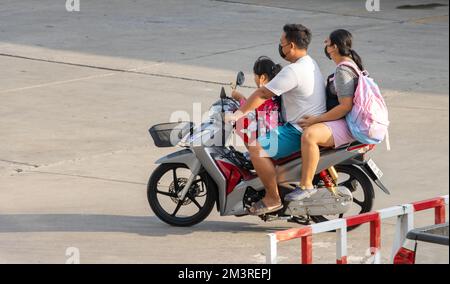 SAMUT PRAKAN, THAILANDIA, 23 2022 FEBBRAIO, I genitori cavalcano una moto con una figlia. Foto Stock