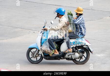 SAMUT PRAKAN, THAILANDIA, 23 2022 FEBBRAIO, una coppia sta guidando una moto con un acquisto dal mercato Foto Stock