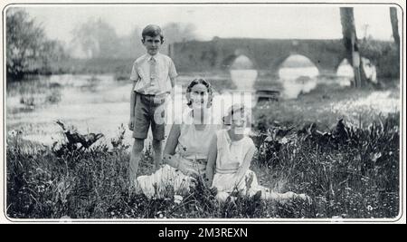 Lady Cynthia Mosley, Nee Curzon (1899-1933), seconda figlia di Lord Curzon che sposò Sir Oswald Mosley nel 1920. Conosciuta come Cimmie, divenne deputato laburista per Stoke-on-Trent nel 1929 e più tardi seguì suo marito quando divenne leader dell'Unione Nazionale dei fascisti (il nuovo partito). Morì nel 1933 dopo un'operazione per appendicite. Nella foto con i suoi due figli anziani, Vivien e Nicholas, vicino alla sua casa di Savehay Farm, Denham, Buckinghamshire. Foto Stock