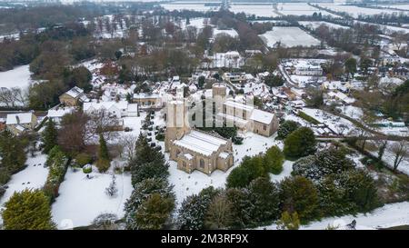 Foto datata dicembre 12th mostra il villaggio di Swaffham Prior in Cambridgeshire coperto di neve il Lunedi mattina. L'Ufficio MET ha emesso il giallo Foto Stock