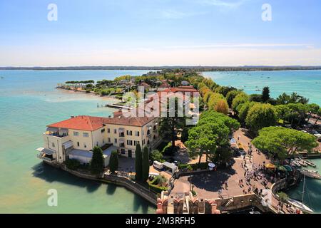 Sirmione, Italia - 10 settembre 2022: Giro turistico della città di Sirmione sul Lago di Garda in un pomeriggio di sole. Foto Stock