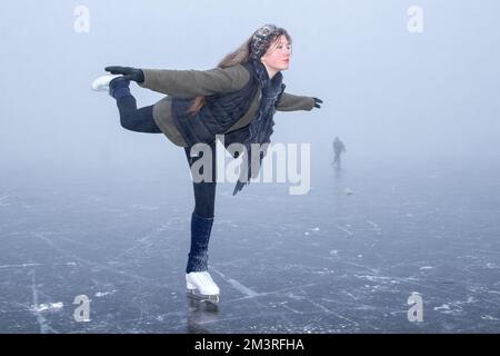 La foto datata dicembre 11th mostra Alesya Giles-Burge praticando il suo pattinaggio sul ghiaccio Cambridgeshire Fens vicino Ely su una domenica mattina nebbia come il giorno Foto Stock