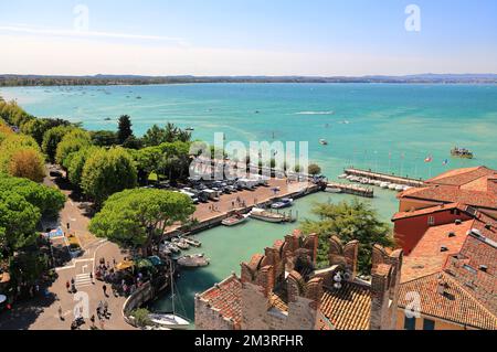 Sirmione, Italia - 10 settembre 2022: Giro turistico della città di Sirmione sul Lago di Garda in un pomeriggio di sole. Foto Stock