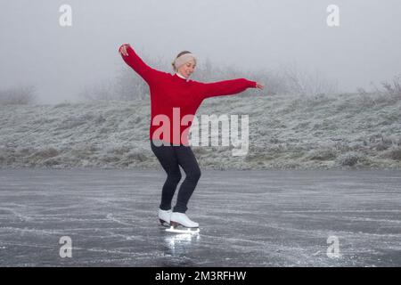 La foto datata dicembre 11th mostra Hannah Straughan che pratica il suo pattinaggio sul ghiaccio Cambridgeshire Fens vicino Ely su una mattina di domenica nebbiosa come il Foto Stock