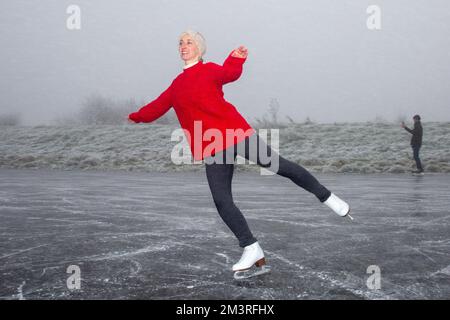 La foto datata dicembre 11th mostra Hannah Straughan che pratica il suo pattinaggio sul ghiaccio Cambridgeshire Fens vicino Ely su una mattina di domenica nebbiosa come il Foto Stock