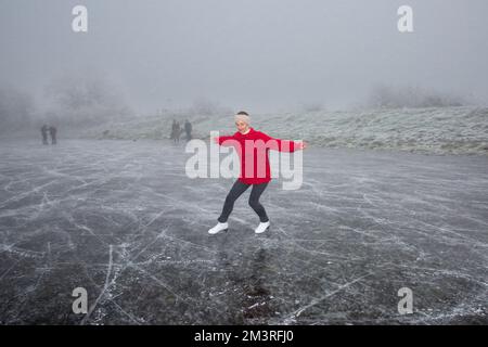 La foto datata dicembre 11th mostra Hannah Straughan che pratica il suo pattinaggio sul ghiaccio Cambridgeshire Fens vicino Ely su una mattina di domenica nebbiosa come il Foto Stock