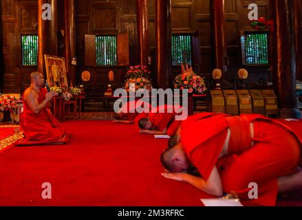 I monaci buddisti thailandesi partecipano ad una sessione di preghiera per benedire la principessa thailandese Bajrakitiyabha per il suo recupero all'interno del tempio Wat Phan Tao, a Chiang mai. Il supremo patriarca buddista della Thailandia istruì i monaci thailandesi nel regno e all'estero a pregare per benedire la principessa Bajrakitiyabha. La principessa tailandese è stata ammessa al King Chulalongkorn Memorial Hospital dopo che è caduto inconscio la sera del 14 dicembre 2022 a causa di sintomi correlati al cuore, il Bureau of the Royal Household ha annunciato il 15 dicembre 2022. (Foto di Pongmanat Tasiri/SOPA Images/Sipa USA) Foto Stock