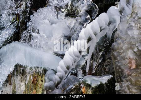 Formazioni di ghiaccio in una cascata, Assia, Germania Foto Stock