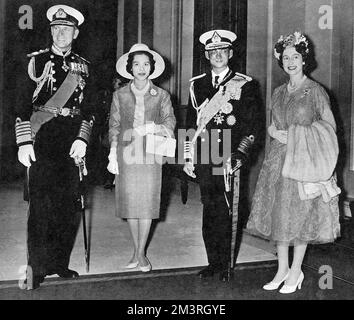 Una visita ufficiale di stato di due giorni nel Regno Unito da parte del re Bhumibol Adulyadej (Rama IX) (1927-) e della regina Sirikit (1932-) di Thailandia - posa per le telecamere alla stazione Victoria con la regina Elisabetta II (1926-) e il duca di Edimburgo (1921-). Data: 1960 Foto Stock