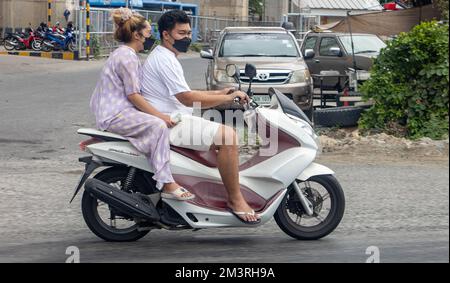 SAMUT PRAKAN, THAILANDIA, 21 2022 MAGGIO, la coppia cavalca in moto per strada. Foto Stock