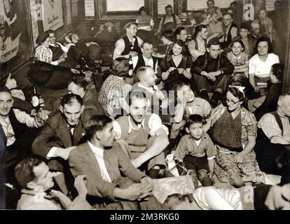 Riparo alla stazione della metropolitana di Piccadilly Circus Foto Stock