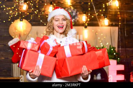 Da golly, sia jolly. donna in babbo natale cappello presente scatola. vacanze invernali e vacanze. Shopping natalizio. Felice Anno Nuovo. Festeggiamo il Natale con la famiglia. ch Foto Stock