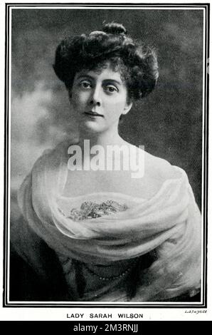 Lady Sarah Wilson, RRC (1865 - 1929), nata Lady Sarah Isabella Augusta Spencer-Churchill, figlia del Duca di Marlborough del 7th, i cui ricordi del Sudafrica furono pubblicati dai signori Edward Arnold nell'autunno del 1909. Questi sono stati fatturati come essendo aspettato con più di interesse ordinario. La prima corrispondente di guerra femminile nel 1899, quando fu reclutata da Alfred Harmsworth per coprire l'assedio di Mafeking per la posta giornaliera durante la seconda guerra del boer. Data: 1909 Foto Stock