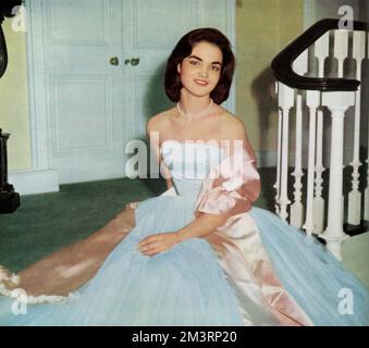 La signorina Henrietta Tiarks, debutante dell'anno nel 1957, compare nel Tatler che ha riferito che doveva completare i suoi studi in America. Figlia di un banchiere della città e dell'attrice Joan Barry, sposò Robin, marchese di Tavistock, erede di Woburn Abbey. Ora è Duchessa Dowager di Bedford. 1957 Foto Stock