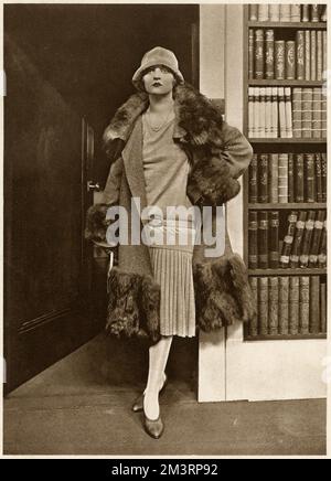 Tallulah Bankhead, (1902 - 1968), attrice americana del palco e dello schermo, al tempo conosciuta come una giovane attrice brillante fotografata come Iris Fenwick nel cappello verde una rappresentazione di Michael Arlen che stava suonando a Londra al tempo. Data: 1925 Foto Stock