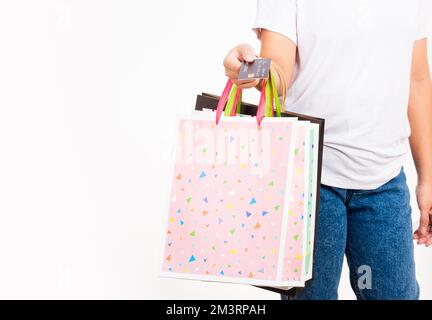 donne mano che tiene colorato shopping bag molti pacchetti e credito scheda Foto Stock