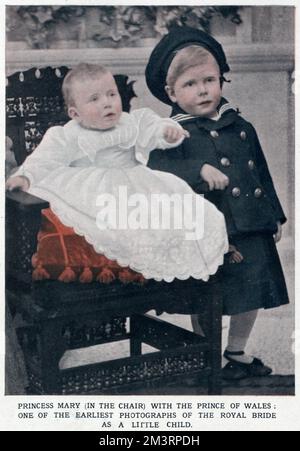 Principessa Maria in una sedia (Maria, Principessa reale e Contessa di Harewood) (1897 - 1965) con il suo fratello maggiore Principe Edoardo, noto come David all'interno della famiglia (Al suo sedicesimo compleanno fu nominato Principe di Galles e futuro Edoardo VIII per un anno nel 1936 e poi Duca di Windsor),(1894 - 1972). 1897 Foto Stock