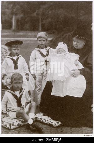 La regina Vittoria con i suoi quattro bisnipoti presi a Osborne House, il più anziano in piedi accanto a Victoria, il principe David, futuro Edoardo VIII per un anno nel 1936 e poi Duca di Windsor (1894 - 1972). Seduto sul cuscino, il Principe Alberto, il Duca di York conosciuto come 'Bertie', successivamente Giorgio VI, (1895 - 1952). Seduto su una sedia in vimini, la Principessa Maria, la Principessa reale e la Contessa di Harewood (1897 - 1965). Il bambino è stato tenuto dalla regina Victoria, principe Henry, duca di Gloucester (1900 - 1974). Data: Agosto 1900 Foto Stock
