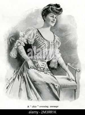 Donna che indossa un abito da sera 'chic' con pettinatura pompadour. Data: 1905 Foto Stock