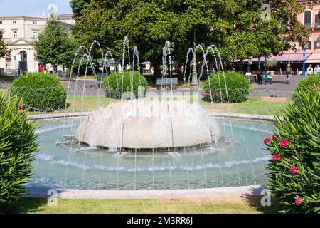 Verona, Italia - Giugno 2022: La Fontana delle Alpi, situata nel giardino di Piazza Bra Foto Stock