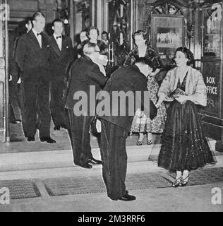 La Regina e la Principessa Margaret che assistono a Guys and Dolls Foto Stock