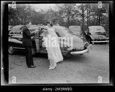 Sally Roger's Wedding - Candid Shots , matrimoni, spose, assistenti di matrimonio, automobili. Samuel Chamberlain Fotografia negatives Collection Foto Stock