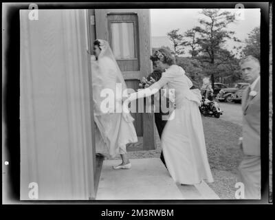 Matrimonio di Sally Roger - scatti candidi, matrimoni, spose, assistenti di matrimonio. Samuel Chamberlain Fotografia negatives Collection Foto Stock