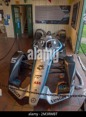 Una replica Mercedes-Benz EQ Silver Arrow 01 Formula e (elettrica) auto da corsa nel Grand Prix Exhibition, Brooklands Museum, Surrey, Regno Unito. Foto Stock