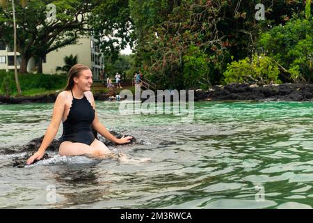 spiaggia di roccia nera alle hawaii Foto Stock