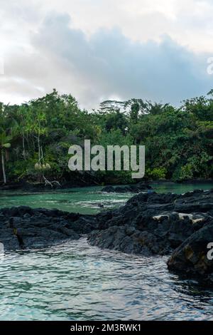 spiaggia di roccia nera alle hawaii Foto Stock