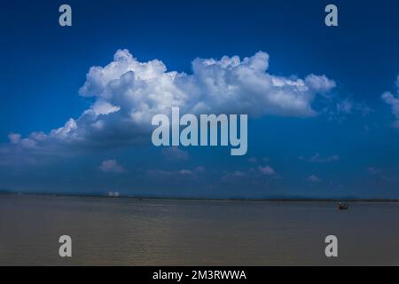 Una giornata nuvolosa non è la soluzione ideale per una giornata di sole Foto Stock