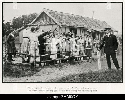 Un maestro di caddie che seleziona caddie da un gruppo di ragazze francesi clamorose su un campo da golf a le Touquet. Data: 1914 Foto Stock