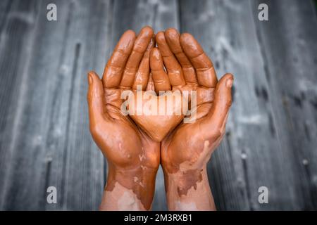 Cuore fatto di argilla del vasaio nelle mani di un vasaio maestro. Concetto di amore Foto Stock