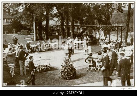 Vista sulla pista da ballo in vetro nei terreni dell'Hungaria Restaurant Club a Maidenhead, ex Murray's River Club. Il locale vanta anche un'eccellente sala da ballo, un American bar, una veranda dove si può cenare, un campo da minigolf e prati per croquet. Divino! Data: 1929 Foto Stock