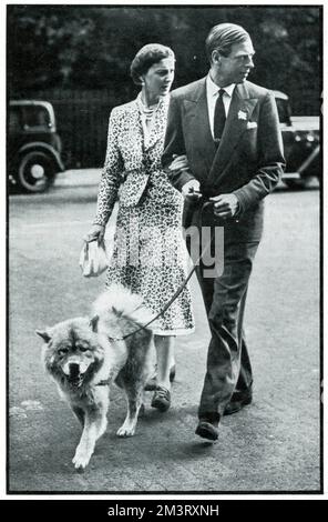 Il principe Giorgio Duca di Kent e sua moglie la principessa Marina camminano il loro cane a Belgrave Square poco dopo lo scoppio della guerra. Settembre 1939 Foto Stock