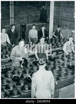 Caschi in acciaio pronti per essere imballati in fabbrica, settembre 1939 Foto Stock